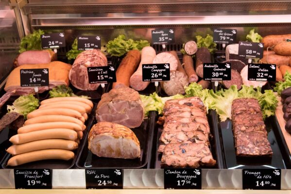 Metzgerei mit Fleischauslage und Kartenbeschriftung