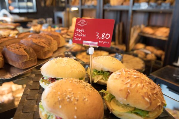 Burger Buns mit Karten und Preisbeschriftung