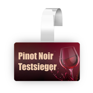 ein Regalwobbler mit der hellen Aufschrift Pinot Noir Testsieger
