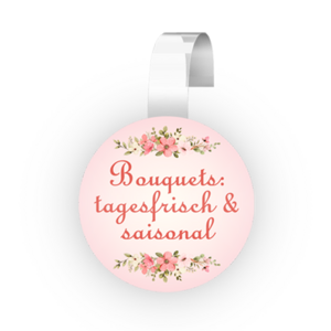 ein Regalwobbler mit der roten Aufschrift Bouquets: tagesfrisch & saisonal