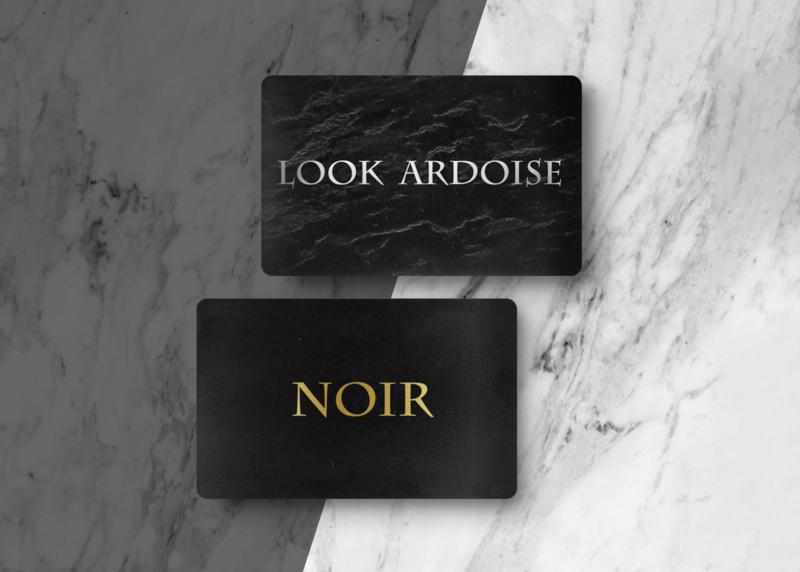 une carte noire brillante et une carte noire à l'aspect ardoise présentées en comparaison avec un fond semblable à du marbre