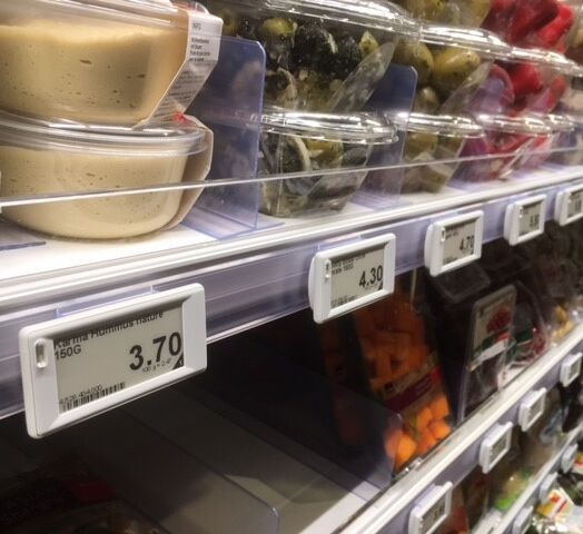 ESL Halterungen bei Regal mit Salat