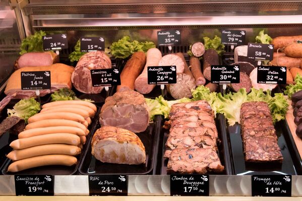 Metzgerei mit Fleischauslage und Kartenbeschriftung