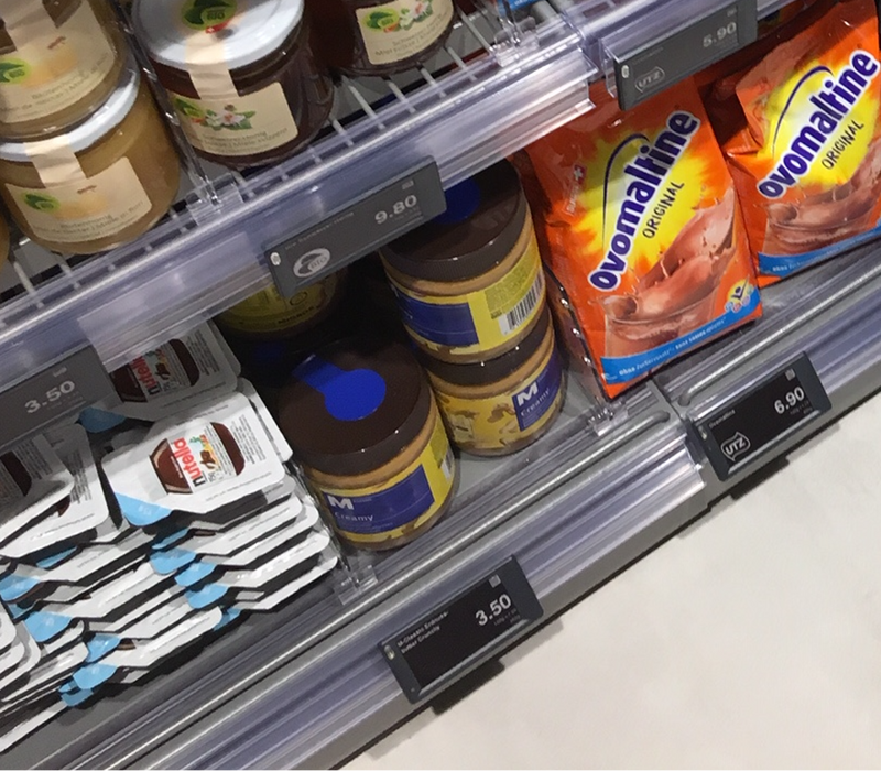 PVC-Winkel für das untere Tablar für bessere Lesbarkeit des Preises