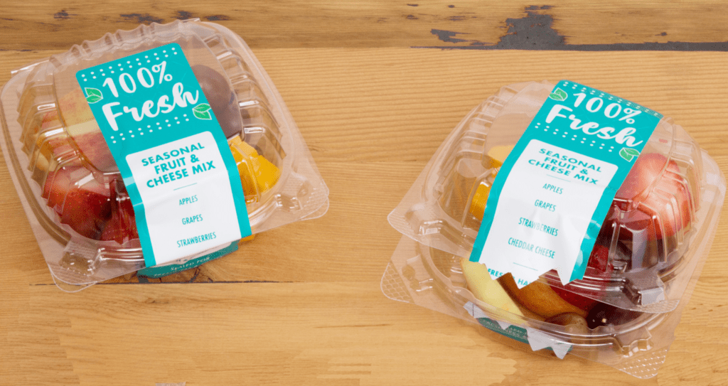 Siegeletikett 100% Fresh auf Plastikbehälter mit Früchten